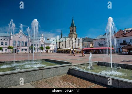 Fontaines à Rynek (place du marché), église franciscaine à distance, à Sanok, Malopolska, Pologne Banque D'Images