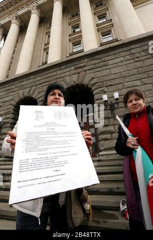 Les personnes qui soutiennent cinq infirmières bulgares qui se sont barricadées dans le bâtiment du Parlement national à Sofia, Bulgarie – 06 mars 2020 Banque D'Images