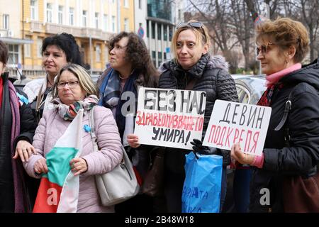 Les personnes qui soutiennent cinq infirmières bulgares qui se sont barricadées dans le bâtiment du Parlement national à Sofia, Bulgarie – 06 mars 2020 Banque D'Images