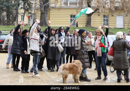 Les personnes qui soutiennent cinq infirmières bulgares qui se sont barricadées dans le bâtiment du Parlement national à Sofia, Bulgarie – 06 mars 2020 Banque D'Images