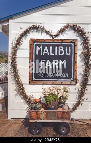 Malibu, Californie - 17 Février 2020 : Malibu Farm Restaurant Sign On The Malibu Pier Banque D'Images