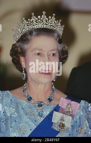 Sa Majesté la Reine Elizabeth II portant une robe du soir, tiara et bijoux à un État occasion à la Barbade. 1989 Banque D'Images