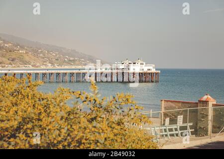 Malibu, Californie - 17 Février 2020 : Scène De Malibu Pier Beach Banque D'Images