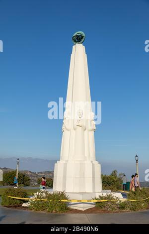 Los Angeles, Californie - 18 février 2020 : monument Astronomique devant l'Observatoire Griffith à Griffith Park, Los Angeles, Californie, États-Unis Banque D'Images