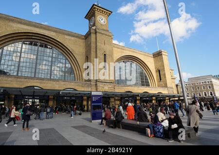 Londres / Royaume-Uni – 6 mars 2020 : extérieur de la gare de Kings Cross à Londres Banque D'Images