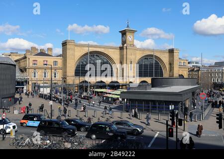 Londres / Royaume-Uni – 6 mars 2020 : extérieur de la gare de Kings Cross à Londres Banque D'Images