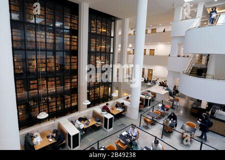 Londres / Royaume-Uni – 6 mars 2020 : intérieur de la British Library, y compris une vue sur la tour de la bibliothèque du roi Banque D'Images