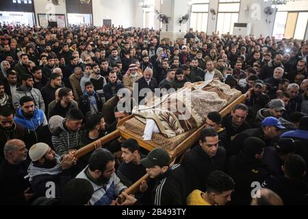 Les Palestiniens mènent les corps des morts, par un incendie qui a éclaté sur le marché du camp de Nusseirat dans le centre de la bande de Gaza, le 6 mars 2020. Banque D'Images