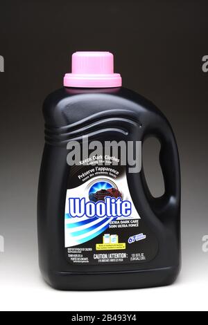 Irvine, CA - 11 janvier 2013 : une bouteille de 133 oz de Woolite Extra Dark Care. Woolite est une marque de lessive appartenant à Reckitt Benckiser. Banque D'Images