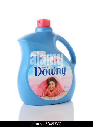 Irvine, CA - 2 JUIN 2015 : une bouteille d'assouplissant en tissu Ultra Downy avec soie Touch. Produit par Procter & Gamble, il a été le marché des essais en août 1960 et Banque D'Images