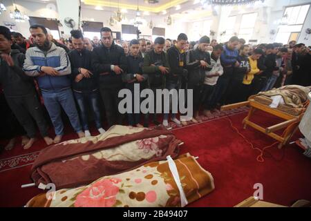 Les Palestiniens mènent les corps des morts, par un incendie qui a éclaté sur le marché du camp de Nusseirat dans le centre de la bande de Gaza, le 6 mars 2020. Banque D'Images