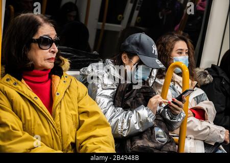 Madrid, Espagne. 06 mars 2020. Madrid, Espagne. 6 Mars 2020. Quelques touristes asiatiques portant des masques probablement pour empêcher l'infection du coronavirus (Covid-19) vu dans le métro. L'Espagne a signalé à ce jour 5 décès et 345 infectés par le coronavirus. Crédit: Marcos Del Mazo/Alay Live News Banque D'Images