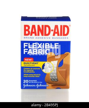 Irvine, CA - 21 janvier 2013 : boîte de 20 unités de Bandages Ashesive de marque Band-Aid, tissu flexible. Le Band-Aid a été inventé en 1920 par Johnson & Johns Banque D'Images