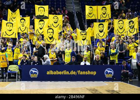 Berlin, Allemagne, 04 mars 2020: Les partisans d'Alba Berlin avant le match de basket-ball de l'Euroligue entre Alba Berlin et le FC Barcelone Banque D'Images