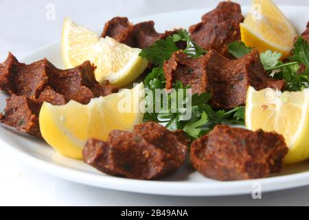 Boulettes de viande crues / Cofte CIG / nourriture turque Banque D'Images