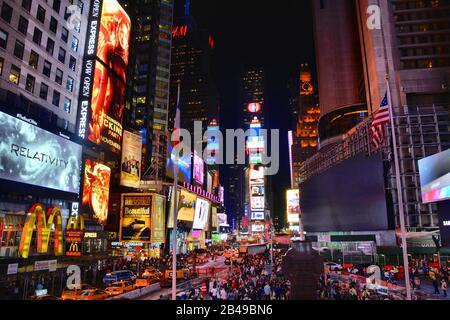 New YORK CITY, États-Unis - 17 OCTOBRE 2014 : les gens sur Times Square la nuit. Times Square est l'une des attractions touristiques les plus visitées au monde. Banque D'Images