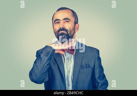 un jeune homme en colère qui gestit avec la main pour arrêter de parler, assez, l'a coupé. Émotions négatives, expressions. Gros portrait du modèle barbu mixte Banque D'Images