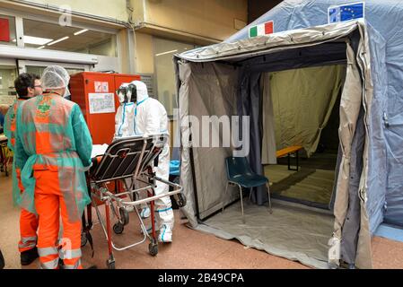 Turin, Italie. 25 février 2020. Les membres du personnel affectés aux tests de coronavirus à l'hôpital Molinette de Turin.l'Italie a enregistré une augmentation de 25% des cas de coronavirus en 24 heures, les infections restant centrées sur les éclosions dans deux régions du nord, la Lombardie et la Vénétie, 2.502 personnes ont été infectées par le nouveau Coronavirus jusqu'à présent (parmi ces 79 personnes sont mortes - principalement à cause d'une image clinique antérieure et sérieuse compromise par le virus, 2263 personnes sont actuellement positives et 160 personnes ont déjà été récupérées). La propagation marque la plus grande épidémie d'Europe, ce qui a amené le gouvernement italien à émettre une dr Banque D'Images