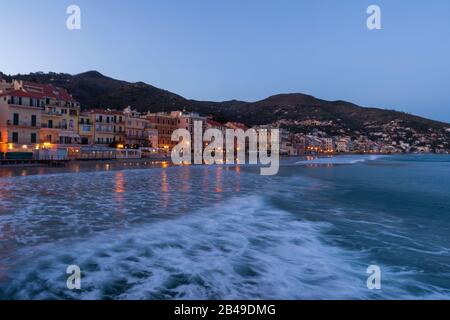 Ville d'Alassio au crépuscule, Riviera italienne. Ligurie, Italie Banque D'Images