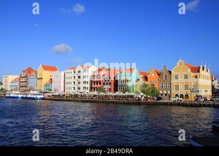 Willemstad, CURAÇAO - 11 FÉVRIER 2014 : bord de mer avec port et maisons colorées à Willemstad. Le centre-ville est classé au patrimoine mondial de l'UNESCO. Banque D'Images