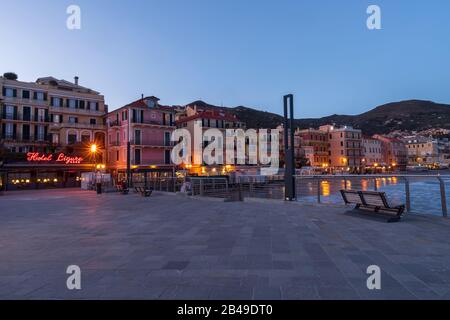 Ville d'Alassio au crépuscule, Riviera italienne, région Ligurie Banque D'Images