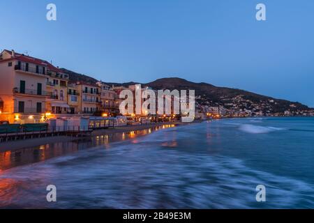 Ville d'Alassio au crépuscule, Riviera italienne. Ligurie, Italie Banque D'Images