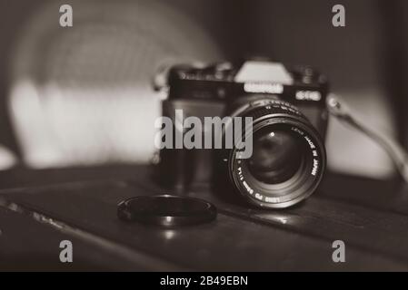 Un appareil photo numérique se tient sur une table, journée ensoleillée, café, photo noir et blanc, photo sépia Banque D'Images