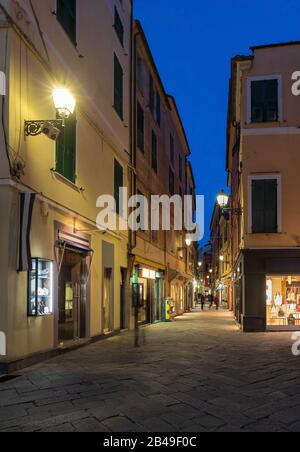 Vue sur la rue étroite typiquement italienne de la vieille ville d'Alassio, région Ligurienne Banque D'Images