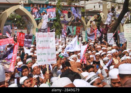 Les membres des partis politiques islamiques bangladais se réunissent pour protester contre la violence collective à New Delhi, à Dhaka, au Bangladesh. Les manifestants ont également soulevé des slogans contre la visite du Premier ministre indien Narendra Modi qui devrait se rendre au Bangladesh le 17 mars. (Photo De Md Abu Sufian Jewel/Pacific Press) Banque D'Images