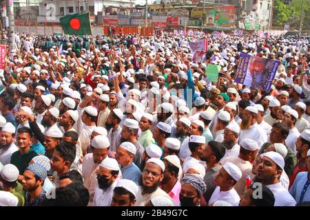 Les membres des partis politiques islamiques bangladais se réunissent pour protester contre la violence collective à New Delhi, à Dhaka, au Bangladesh. Les manifestants ont également soulevé des slogans contre la visite du Premier ministre indien Narendra Modi qui devrait se rendre au Bangladesh le 17 mars. (Photo De Md Abu Sufian Jewel/Pacific Press) Banque D'Images