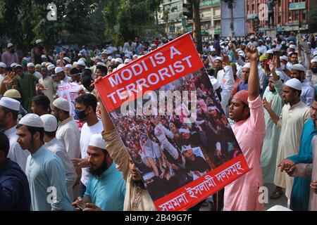 Les membres des partis politiques islamiques bangladais se réunissent pour protester contre la violence collective à New Delhi, à Dhaka, au Bangladesh. Les manifestants ont également soulevé des slogans contre la visite du Premier ministre indien Narendra Modi qui devrait se rendre au Bangladesh le 17 mars. (Photo De Md Abu Sufian Jewel/Pacific Press) Banque D'Images