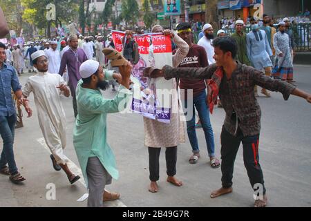 Les membres des partis politiques islamiques bangladais se réunissent pour protester contre la violence collective à New Delhi, à Dhaka, au Bangladesh. Les manifestants ont également soulevé des slogans contre la visite du Premier ministre indien Narendra Modi qui devrait se rendre au Bangladesh le 17 mars. (Photo De Md Abu Sufian Jewel/Pacific Press) Banque D'Images