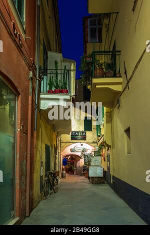 Vue sur la rue étroite typiquement italienne de la vieille ville d'Alassio, région Ligurienne Banque D'Images