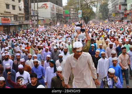 Les membres des partis politiques islamiques bangladais se réunissent pour protester contre la violence collective à New Delhi, à Dhaka, au Bangladesh. Les manifestants ont également soulevé des slogans contre la visite du Premier ministre indien Narendra Modi qui devrait se rendre au Bangladesh le 17 mars. (Photo De Md Abu Sufian Jewel/Pacific Press) Banque D'Images