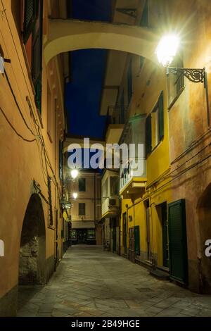 Vue sur la rue étroite typiquement italienne de la vieille ville d'Alassio, région Ligurienne Banque D'Images