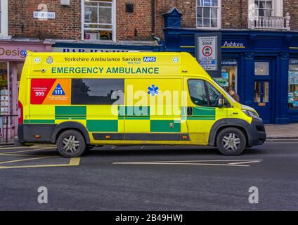 Ambulance du Yorkshire avec des lumières bleues en course à travers York Banque D'Images