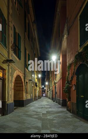 Vue sur la rue étroite typiquement italienne de la vieille ville d'Alassio, région Ligurienne Banque D'Images