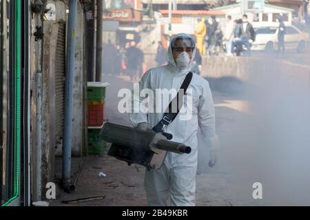 Téhéran, Iran. 6 mars 2020. Les équipes de pompiers avec des combinaisons de protection désinfectent le bazar tadjirish par mesure de précaution au coronavirus (Covid-19) à Téhéran, en Iran. Les responsables iraniens ont annulé la prière du vendredi pour la deuxième semaine en raison de préoccupations concernant la propagation du coronavirus et du COVID-19. Selon le dernier rapport du Ministère de la santé, il y a 4 747 cas de COVID-19 en Iran. 147 personnes sont mortes jusqu'à présent. Un porte-parole du ministère de la Santé a averti les autorités qu'elles pourraient utiliser une « force » non spécifiée pour arrêter les déplacements entre les grandes villes. Crédit: Rouzbeh Fouladi/Zuma Wire/Alay Live News Banque D'Images