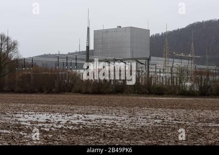 06 mars 2020, Rhénanie-du-Nord-Westphalie, Beverungen-Würgassen: Vue extérieure de l'ancienne centrale nucléaire de Würgassen avec une station de transformation. La Gesellschaft für Zwischenlagerung (BGZ) prévoit un centre logistique pour les déchets radioactifs de faible et moyenne activité du dépôt Konrad en Basse-Saxe sur le site de l'ancienne centrale nucléaire de Würgassen. Photo: Swen Pförtner/Dpa Banque D'Images