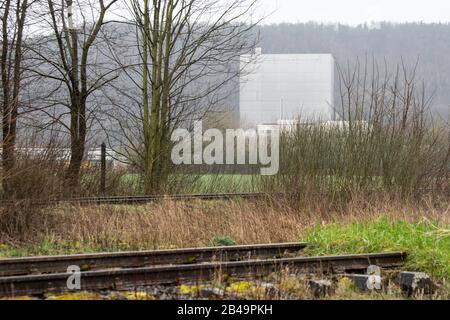 06 mars 2020, Rhénanie-du-Nord-Westphalie, Beverungen-Würgassen: Vue extérieure de l'ancienne centrale nucléaire de Würgassen avec voies ferrées désaffectées. La Gesellschaft für Zwischenlagerung (BGZ) prévoit un centre logistique pour les déchets radioactifs de faible et intermédiaire pour le dépôt Konrad en Basse-Saxe sur le site de l'ancienne centrale nucléaire de Würgassen. Photo: Swen Pförtner/Dpa Banque D'Images