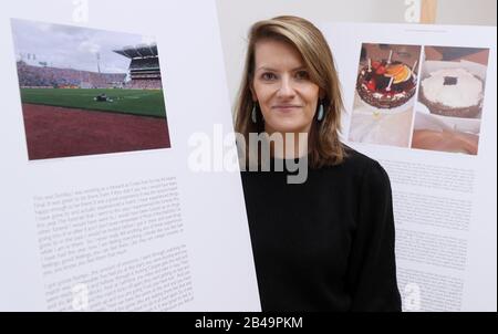 Le sociologue Maria Quinlan, qui a fait partie des travaux qui constituent le projet « L'Expérience Vécue » avant son ouverture à la Copper House Gallery de Dublin. Banque D'Images