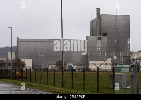 06 mars 2020, Rhénanie-du-Nord-Westphalie, Beverungen-Würgassen: Vue extérieure de l'ancienne centrale nucléaire de Würgassen. La Gesellschaft für Zwischenlagerung (BGZ) prévoit un centre logistique pour les déchets radioactifs de faible et intermédiaire pour le dépôt Konrad en Basse-Saxe sur le site de l'ancienne centrale nucléaire de Würgassen. Photo: Swen Pförtner/Dpa Banque D'Images