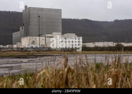 06 mars 2020, Rhénanie-du-Nord-Westphalie, Beverungen-Würgassen: Vue extérieure de l'ancienne centrale nucléaire de Würgassen. La Gesellschaft für Zwischenlagerung (BGZ) prévoit un centre logistique pour les déchets radioactifs de faible et intermédiaire pour le dépôt Konrad en Basse-Saxe sur le site de l'ancienne centrale nucléaire de Würgassen. Photo: Swen Pförtner/Dpa Banque D'Images