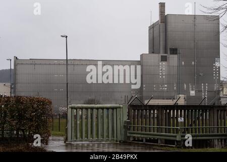 06 mars 2020, Rhénanie-du-Nord-Westphalie, Beverungen-Würgassen: Vue extérieure de l'ancienne centrale nucléaire de Würgassen. La Gesellschaft für Zwischenlagerung (BGZ) prévoit un centre logistique pour les déchets radioactifs de faible et intermédiaire pour le dépôt Konrad en Basse-Saxe sur le site de l'ancienne centrale nucléaire de Würgassen. Photo: Swen Pförtner/Dpa Banque D'Images