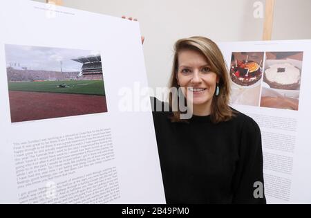 Le sociologue Maria Quinlan, qui a fait partie des travaux qui constituent le projet « L'Expérience Vécue » avant son ouverture à la Copper House Gallery de Dublin. Banque D'Images