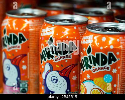 Boîtes de Mirinda Orange sur une étagère dans un magasin Banque D'Images