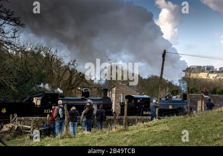 Irwell Vale, Rossendale, Lancashire, 06 Mars 2020. Le premier jour du gala annuel de printemps sur le chemin de fer East Lancashire. Un train à vapeur sort de l'arrêt Irwell Vale au cœur de la campagne du Lancashire. Crédit: Paul Heyes/ Alay Live News Banque D'Images