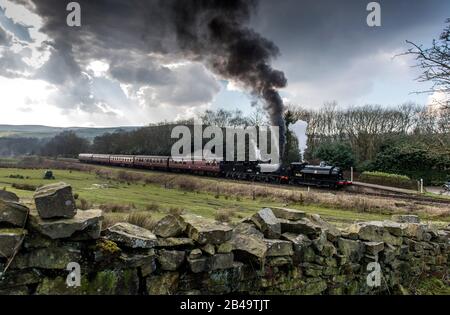 Irwell Vale, Rossendale, Lancashire, 06 Mars 2020. Le premier jour du gala annuel de printemps sur le chemin de fer East Lancashire. Un train à vapeur sort de l'arrêt Irwell Vale au cœur de la campagne du Lancashire. Crédit: Paul Heyes/ Alay Live News Banque D'Images