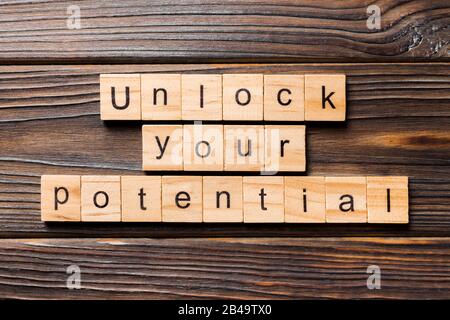 Déverrouiller votre potentiel mot écrit sur une cale en bois. déverrouiller votre potentiel de texte sur table, concept. Banque D'Images