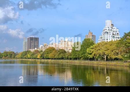 New YORK CITY, États-Unis - 16 OCTOBRE 2014 : Pond à New York City Central Park. Banque D'Images